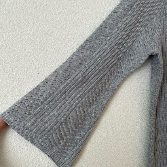 GNW Women knit Gray Bell sleeves sweater sz M - Picture 5 of 6
